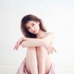 似鳥沙也加、神々しい寝そべりポートレートに魅了