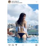 佐野真彩、屋外プールで魅せる水着バックショットにうっとり