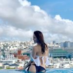 佐野真彩、屋外プールで魅せる水着バックショットにうっとり