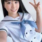東雲うみ、制服脱いで色白美バストを色気たっぷりに披露