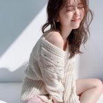 鈴木愛理、肩出しセクシーな美肌ポートレートにうっとり