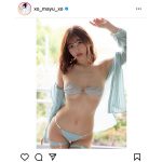 月城まゆ、極上のくびれラインに釘付け