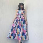 山口真帆、カラフルなワンピース衣装で美スタイル披露