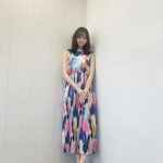 山口真帆、カラフルなワンピース衣装で美スタイル披露