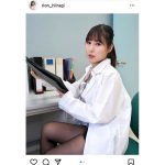 柊木里音、黒タイツ美脚の女医コスプレでフェチ全開