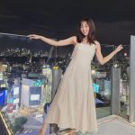 石川恋、夜景バックのワンピ姿