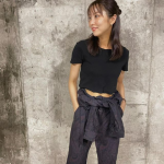 石川恋、夏のブラックコーデ姿でファン魅了