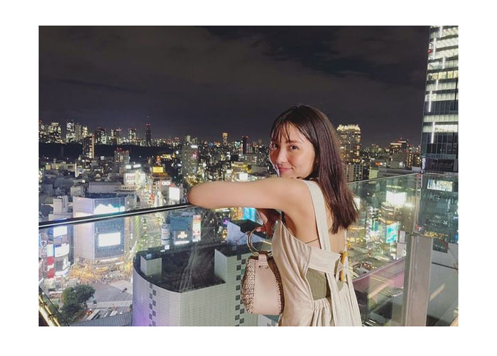 石川恋、夜景バックのワンピ姿