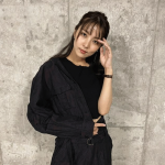 石川恋、夏のブラックコーデ姿でファン魅了