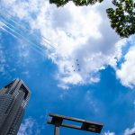 東京2020オリンピック開会直前！５色で五輪のマークを描くブルーインパルスが東京都庁上空を飛行！