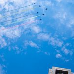 東京2020オリンピック開会直前！５色で五輪のマークを描くブルーインパルスが東京都庁上空を飛行！