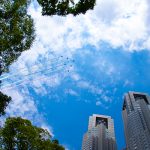 東京2020オリンピック開会直前！５色で五輪のマークを描くブルーインパルスが東京都庁上空を飛行！