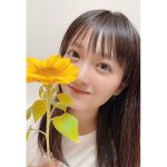 福田愛依、向日葵の2ショットで夏の訪れを告げる