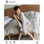 あのん、シャツを脱ぎながら美肌披露