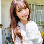 あのん、シャツから胸元チラ見せ