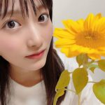 福田愛依、向日葵の2ショットで夏の訪れを告げる