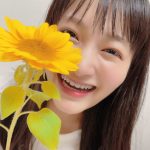 福田愛依、向日葵の2ショットで夏の訪れを告げる