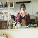 大和田南那、水着にシャツを羽織ったまったりショット披露