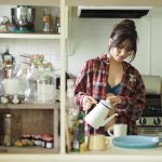 大和田南那、水着にシャツを羽織ったまったりショット披露