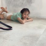 飯田みなみ、くりくりの前髪が可愛い写真集の撮影オフショット公開