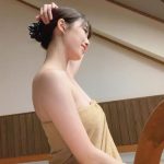 秦瑞穂、バスタオル姿で脇見せセクシー！