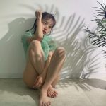 飯田みなみ、くりくりの前髪が可愛い写真集の撮影オフショット公開