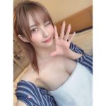 花咲れあ、バスタオル巻きの自撮りショットで「おはよん」