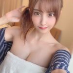 花咲れあ、バスタオル巻きの自撮りショットで「おはよん」