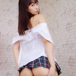 日野アリス、制服脱ぎながら美尻＆美背中をセクシーに見せつけ