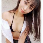 日野アリス、制服脱ぎながら美尻＆美背中をセクシーに見せつけ