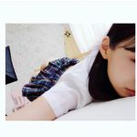 日野アリス、制服脱ぎながら美尻＆美背中をセクシーに見せつけ