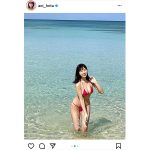 日向葵衣、海に映える鮮烈赤ビキニショットを披露