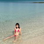 日向葵衣、海に映える鮮烈赤ビキニショットを披露