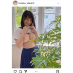 星名美津紀、セーラー服をめくってまんまるバスト披露！
