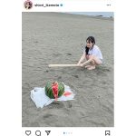 池本しおりが砂浜でスイカ割りに挑戦！