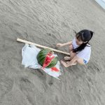 池本しおりが砂浜でスイカ割りに挑戦！