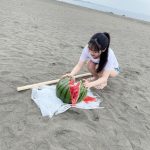 池本しおりが砂浜でスイカ割りに挑戦！