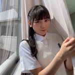 NGT48 藤崎未夢、制服姿でカーテンにくるまる青春オフショット公開