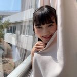 NGT48 藤崎未夢、制服姿でカーテンにくるまる青春オフショット公開
