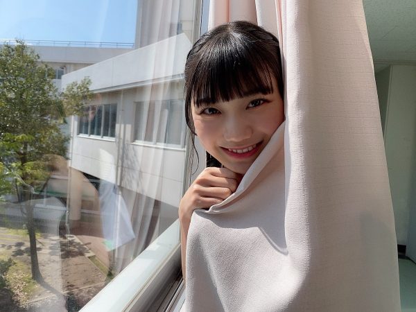 NGT48 藤崎未夢、制服姿でカーテンにくるまる青春オフショット公開