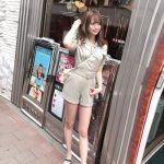 なみめろ、ショーパン姿で美脚を披露！「スタイル抜群」「脚めちゃ綺麗」