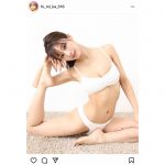 フミカ、白ビキニで大胆ヨガポーズを披露！「いい女ですね」「スタイル抜群」