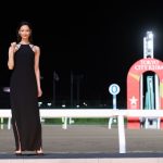 菜々緒、黒ドレスコーデで「ジャパンダートダービー」を初観戦「迫力ある走りに圧倒されました」