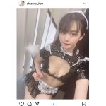 伊藤しずな、大胆美バスト見せのメイドビキニショット公開