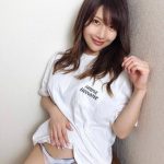 琴井ありさ、裾をめくって水着をチラリ「冥福です」