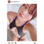 清瀬汐希、ハイアングルで眺める胸元開きの競泳水着ショット