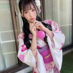 真島なおみ、金魚柄の浴衣姿でウインク