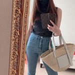 森咲智美、アクリル板越しの圧巻美尻ショット