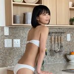 夏目綾、くびれ美ボディに釘付けの白水着オフショット披露！