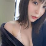 中崎絵梨奈、自撮りでふんわり美乳をチラリ「見惚れてしまうやろぉ」